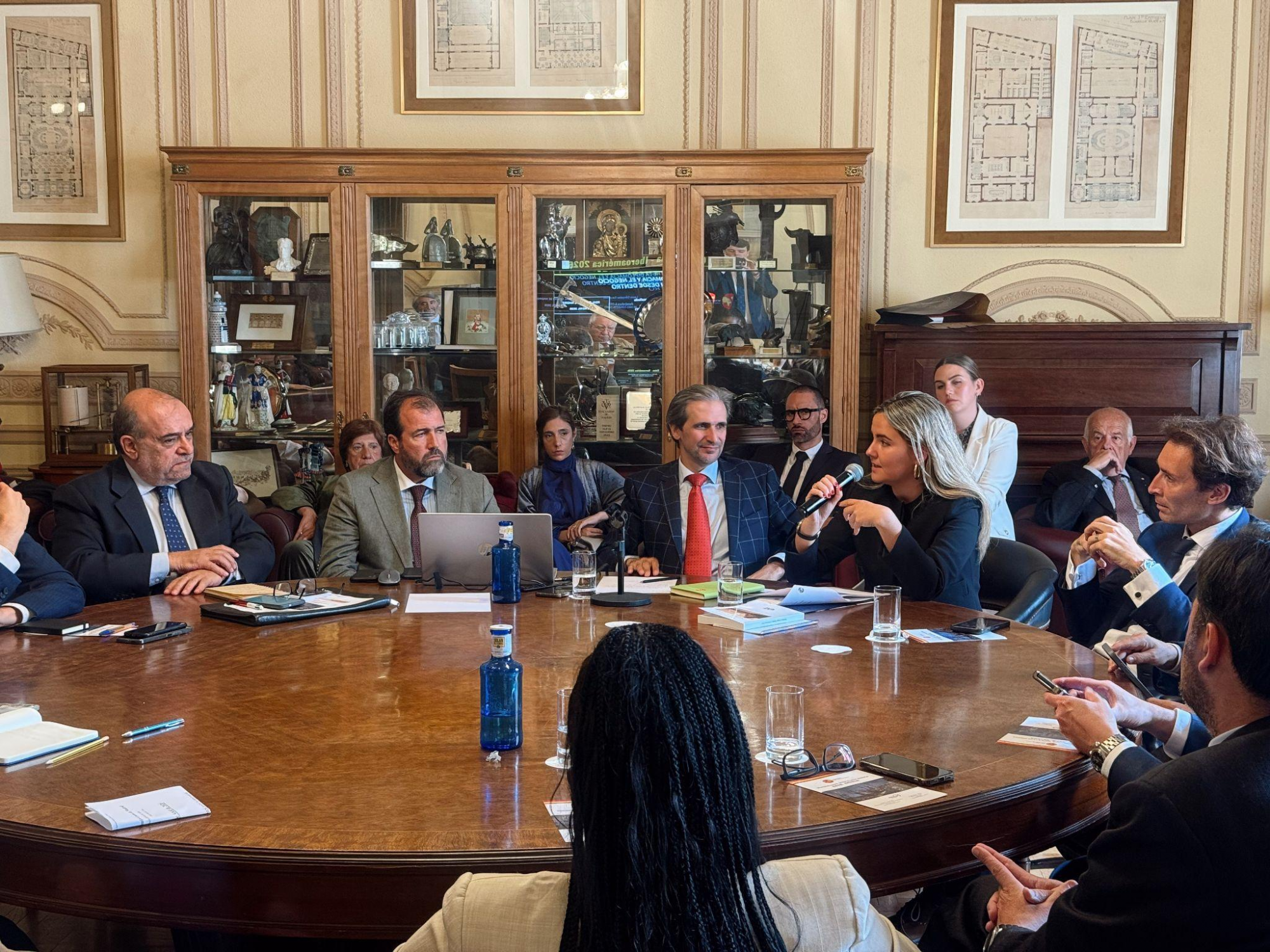 De Izq. a Dcha.; Pablo Rovetta (Escritor y analista de China), José Ramón Galván (Director de la Tertulia Económica del Real Casino de Madrid), Laura González Escallada (Fundadora y CEO NI HAO CONECTA) y Fausto Martín Brighenti (FIJE).