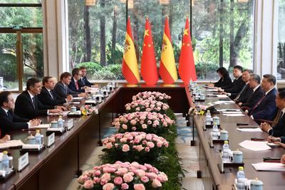 El presidente del Gobierno, Pedro Sánchez, y el presidente chino, Xi Jinping, durante la reunión celebrada en Pekín.