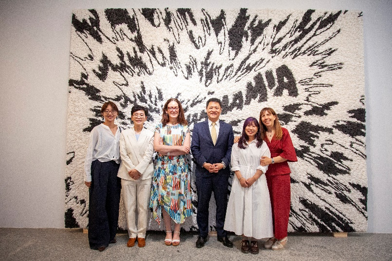 Foto grupal con la obra ' MAMMAMIA ' de la artista Mia Liu.
