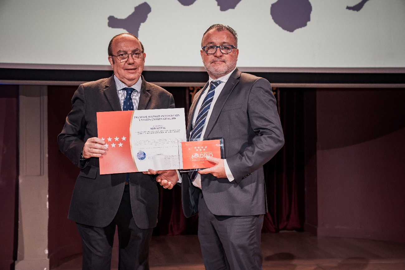 Jorge Cabrera Rivero, en representación de BDKapital, recibe un reconocimiento por su contribución a la innovación financiera y a la democratización de la inversión.