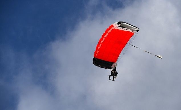 El paracaidista chileno Víctor Ramírez acompaña a una pasajera en un salto realizado en la ciudad de Sanya, provincia de Hainan, en el sur de China, el 9 de enero de 2024. (Xinhua/Yang Guanyu)