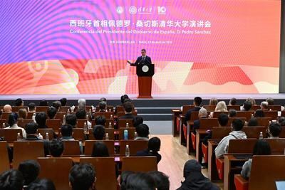 El presidente del Gobierno, Pedro Sánchez, ofrece una conferencia en la Universidad Tsinghua.