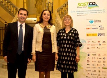 En el centro, Carmen Vela, Secretaria de Estado de Investigación, Desarrollo e Innovación del Ministerio de Economía y Competitividad, junto a Lourdes Vega, directora de I+D de Carburos Metálicos y coordinadora del proyecto.