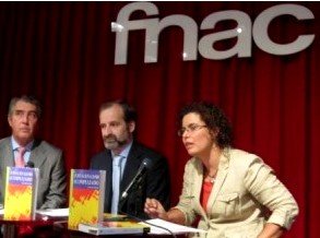 En el centro, Gonzalo Sichar durante la presentación de su libro, acompañado por Marta Sánchez, periodista de El Mundo, y Javier López Ruiz, delegado de la Asociación Cuerpos y Fuerzas de Seguridad del Estado Víctimas del Terrorismo.