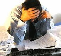 Los españoles están agobiados con la situación económica, según se desprende del barómetro del CIS.