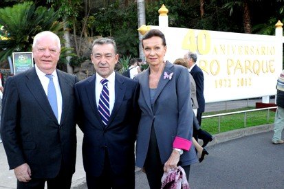 Wolfgang Kiessling, presidente de Loro Parque, el presidente del Gobierno de Canarias, Paulino Rivero y Brigitte Kiessling.