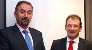 En la imagen, Moisés Arrimadas, presidente de Aedipe Centro, y Raúl Grijalba, Presidente Ejecutivo de ManpowerGroup en España.