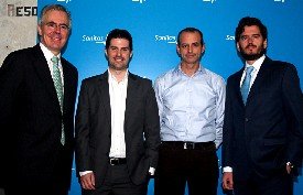 De izquierda a derecha: Ángel Díaz Alegre, creador de la aplicación iDoctus, Sergio Vañó, dermatólogo y creador de la aplicación Dermomap, Juan Carlos González, representante del Jurado y Carlos Jaureguizar, director ejecutivo de Estrategia y eHealth de Sanitas.