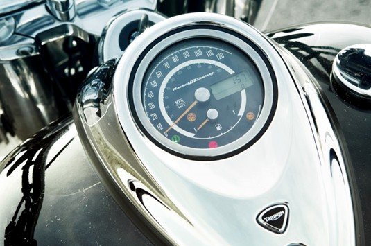 Triumph lanza la nueva y espectacular Rocket III Roadster