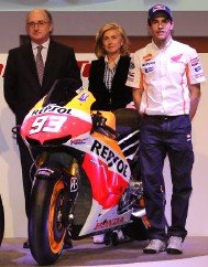 De izquierda a derecha, el Presidente de Repsol, Antonio Brufau, la Directora General de Comunicación y de Presidencia de la compañía energética, Begoña Elices y Marc Márquez.