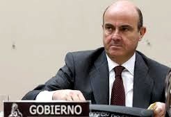 El gobierno, representado en este caso por el ministro de Economía Luis de Guindos, debe hacer frente al problema del 'corralito' español de las preferentes.