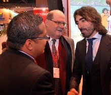 Hildalgo junto al Embajador de Venezuela y estrechando la mano de diversas autoridades del Turismo venezolano presentes este año en FITUR.