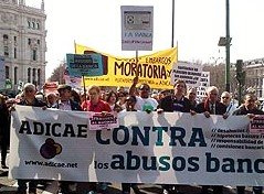 Los consumidores financieros cambian sus hábitos y desconfían cada vez más de las entidades bancarias