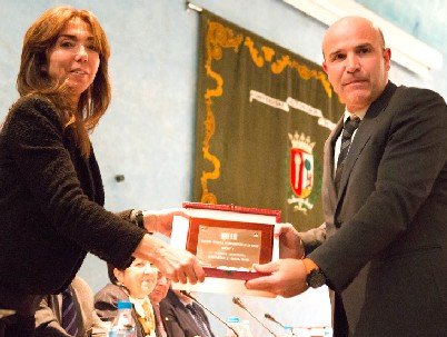 Joan Marc Resuy recoge el premio de la Sociedad Española de Informática de la Salud (SEIS).
