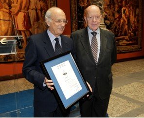 José Luis Aguirre, a la izquierda, con el título acreditativo de la certificación de AENOR. A la derecha, Manuel López Cahero, presidente dce AENOR.
