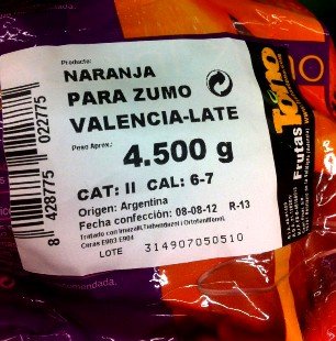 Mercadona marca naranjas con el nombre de una supuesta variedad 'Valencia Late', aunque el origen, como menciona la misma etiqueta, es de Argentina. Para que lleguen a España en buenas condiciones se les 'echan' productos químicos como el Imazalil, Tiabendazol y Orotfenilfenol a parte de ceras E-903 y E-904.