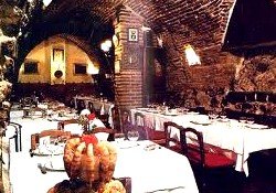 La mayor parte de los restaurantes de más de cien años se establecen sobre edificios concebidos en el siglo XVIII que requieren un especial tratamiento por parte del Ayuntamiento.