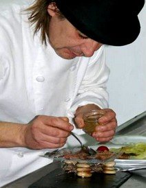 El chef Fernando Limón, preparando uno de sus aplaudidos platos.
