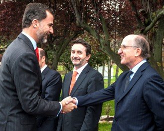El Príncipe Don Felipe saluda a Antonio Brufau, presidente de Repsol; al fondo, Josu Jon Imaz, Director General del Área Industrial y Nuevas Energías de Repsol.