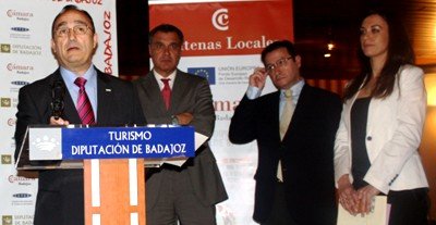 Imagen (de izq. a dcha.): Valentín Cortés, presidente de la diputación de Badajoz; Rafael Gallego, Presidente de la Confederación Española de Agencias de Viajes (CEAV), Fernando Herrera, presidente de la Cámara de Comercio de Badajoz, María Eugenia Corrales, gerente de la Confederación Empresarial de Turismo de Extremadura (CETEX).