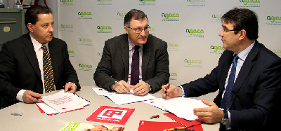De izquierda a derecha: Roberto Rodríguez Valcarce, Director de Negocio Agroalimentario de Banco Pastor; Higinio Mougán Bouzon, Director Gerente de AGACA y Jorge Vicente Vega, Director de Empresas de Banco Pastor, durante la firma del acuerdo.