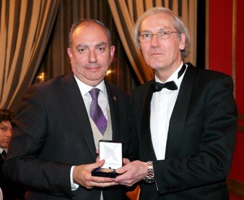 A la izquierda, nuestro Editor-Director José Luis Barceló recogiendo la Medalla de Oro del Foro Europa 2001 de la mano de su Presidente, José Luis Salaverría.