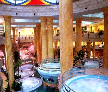Marina d'Or, en la localidad castellonense de Oropesa del Mar, cuenta con unas impresionantes instalaciones consideradas como el mayor balneario de agua salada de Europa.