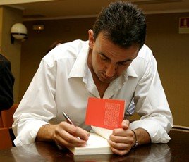 En la foto, Juanma Velasco firmando dedicatorias de una de sus últimas novelas.
