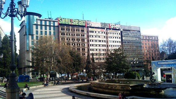 Las fachadas de los edificios que dan al centro de la plaza, en franco abandono.