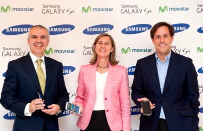 En la imagen de izquierda a derecha: Celestino García, vicepresidente de IM Samsung España, Marieta Rivero Bermejo, directora Global de Terminales de Telefónica Recursos Globales y Óscar Candiles, director de Marketing de Telefónica España.