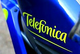 En términos operativos, el Grupo Telefónica cuenta a finales de marzo con una base de clientes de casi 316 millones de accesos (+2%), de los que más del 78% son usuarios de telefonía móvil. Los accesos móviles de contrato del Grupo aceleran su crecimiento hasta el +8% en el trimestre y llegan a alcanzar aumentos interanuales del +13% en Latinoamérica, donde Telefónica se consolida como líder en este segmento. Los smartphones alcanzan ya una penetración del 20% sobre la base de accesos móviles (+6 puntos porcentuales interanual).