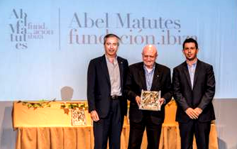 Abel Matutes Juan recibiendo el premio el pasado viernes. (izda-dcha: Vicent Serra, Consell Insular, Abel Matutes Juan, y Rafa Triguero, Conseller de Deportes).