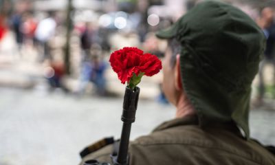 Dirigida por jóvenes oficiales y soldados, hartos de una guerra colonial en los antiguos territorios africanos, la revolución clavelina pasará a la histori