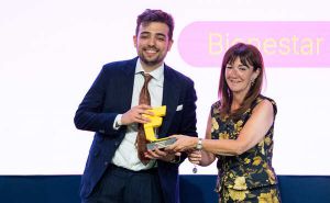 Jorge Terreu y su móvil 'Maximiliana' para personas mayores, ganadores de la III edición de los Premios Somos Fanes