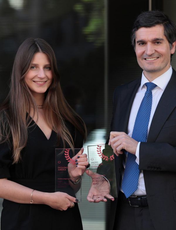 Cuatrecasas distingue a los abogados Pedro Pérez-Caballero e Inês de Oliveira Soares con el Premio Excelencia Jurídica